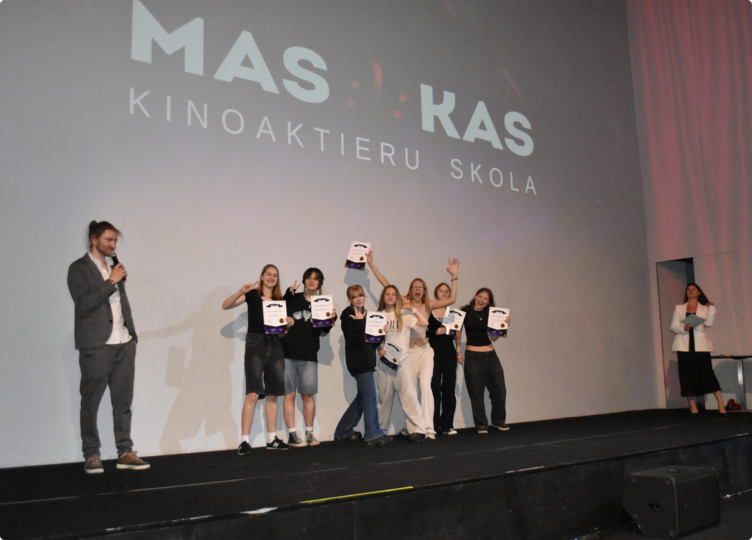 {{ images.bKKKmiQxOA.alt }}